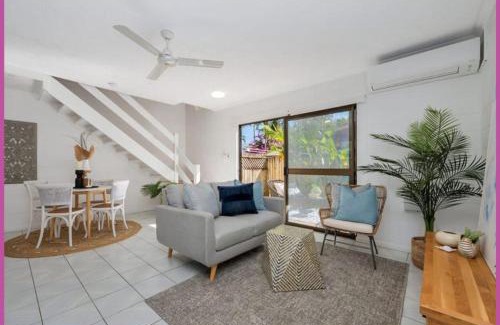 North Ward Apartment | Walk to Strand Sleeps*4 2 Bedroom 1.5 Bath Central Location