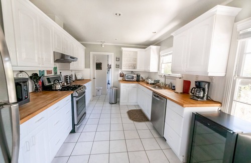 Paso Robles House | Walk to Tasting Rooms ~ Prime Location + Firepit