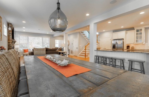 Dodds Addition House | Walk to the Beach!Large Clean Home Sleeps 17 Parking