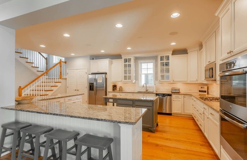 Dodds Addition House | Walk to the Beach!Large Clean Home Sleeps 17 Parking