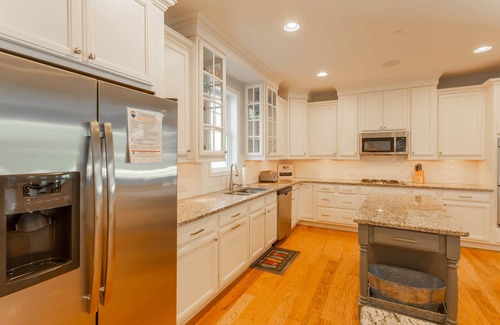 Dodds Addition House | Walk to the Beach!Large Clean Home Sleeps 17 Parking