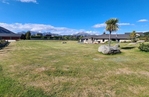 Wanaka House | Walk to the lake at Peninsula Bay Wanaka