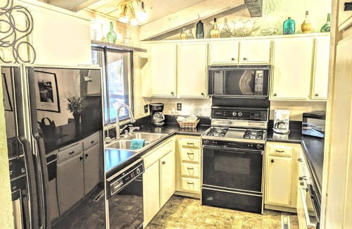 Big Bear Lake Condo | Walk to the Slopes from This Bright & Airy Townhouse!