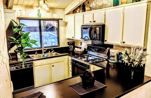 Big Bear Lake Condo | Walk to the Slopes from This Bright & Airy Townhouse!