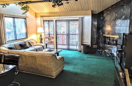 Big Bear Lake Condo | Walk to the Slopes from This Bright & Airy Townhouse!