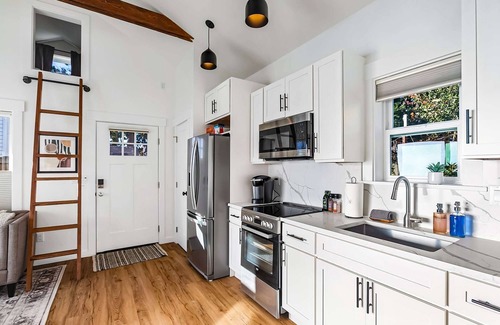 West End House | Walk to the waterfront! The South Sound Suite