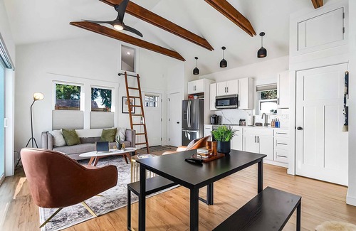 West End House | Walk to the waterfront! The South Sound Suite