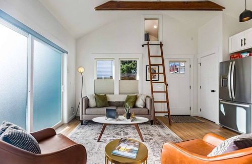 West End House | Walk to the waterfront! The South Sound Suite