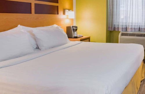 Garment District Hotel | Walk to Times Square + Free Breakfast & Wi-Fi