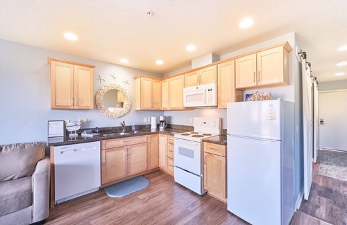Long Beach Condo | Walk to town and beach, Balcony, Private, Sunset View (Scenic)