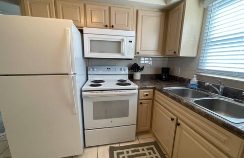 Joslyn Castle Apartment | Walk to UNMC, Free Parking, Cozy Escape