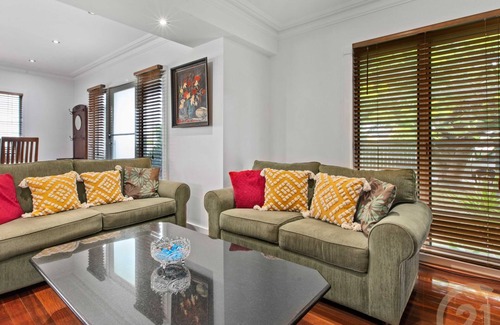 Scarborough House | Walk to Water Warde at the end of your street