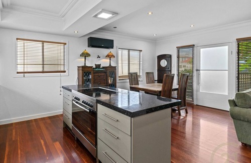 Scarborough House | Walk to Water Warde at the end of your street