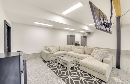 Gladstone House | Walk to Waterfront: Michigan Retreat w/Game Room