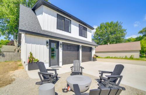 Gladstone House | Walk to Waterfront Michigan Retreat with Game Room