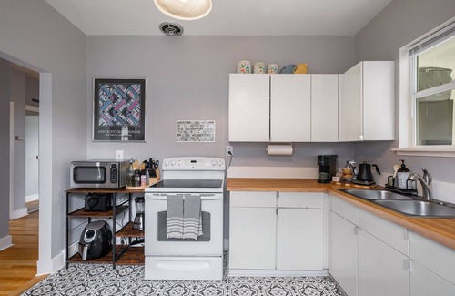 Hilltop Apartment | Walkable Neighborhood. King Bed. Central AC. Pet Friendly