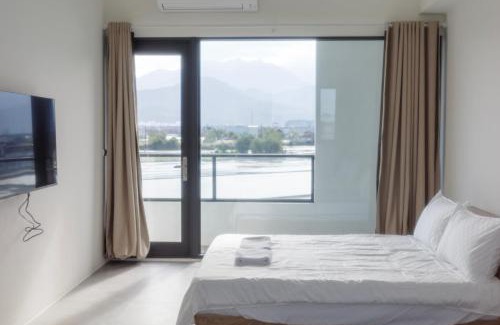 Dongshan Villa | Walking along the field