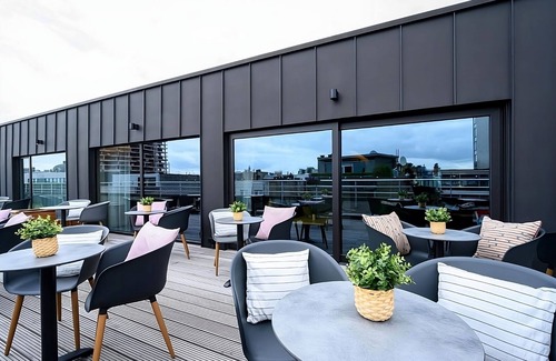 Jewish Quarter Apartment | Walking Distance to Grote Markt! Family-friendly Property, City Views & Kitchen!