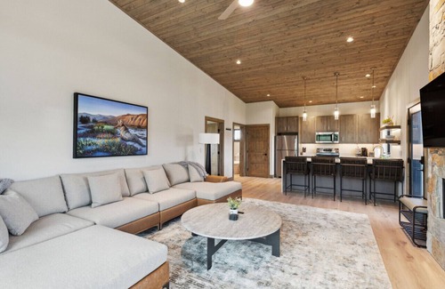 Hamilton Cabin | Walking Distance to the River: Luxury Cabin Minutes to Downtown