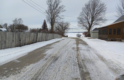 Houghton Lake Heights Cottage | Walking distance to lake & township park with sandy beach!