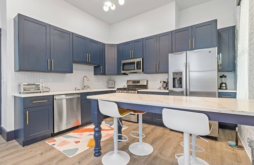 Cincinnati House | Walnut Hills Mansion-sleeps14! TVs in every room!