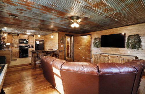 Grandview Plaza Apartment | Wanderlust Suite - 2 Bed, 2 Bath Getaway