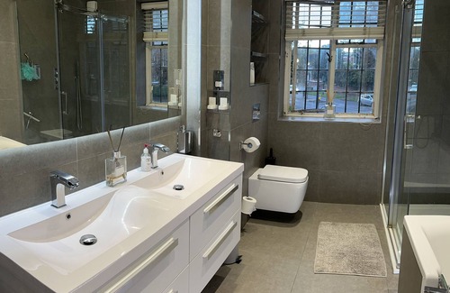 Thornton Apartment | Wandsworth, South London Deluxe King Room T2