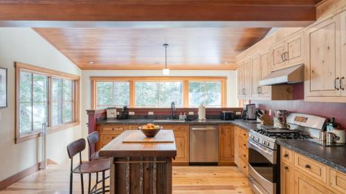 Sunnyside House | Ward Creek by AvantStay 5 Min Walk to Lake Deck