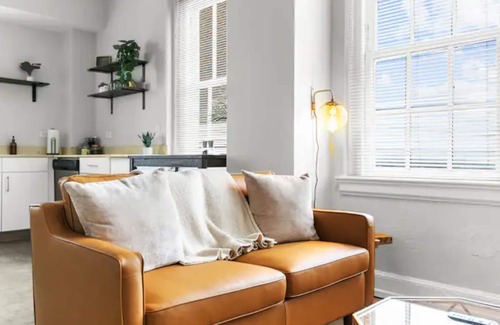 Civil Rights Historic District Apartment | Warm Cozy Historic Downtown APT - Free Parking