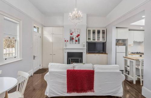 Hobart Central Business District Apartment | Warm Inviting, and Luxurious The Manor
