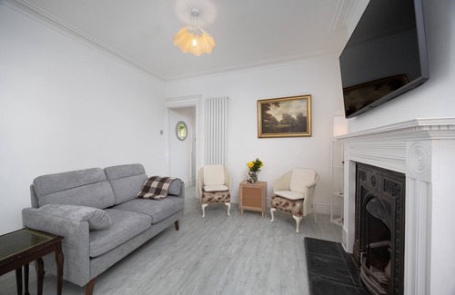 Lincoln House | Warm & Inviting Home | Lincoln Hospital | Sleeps 5