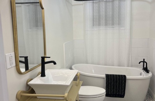 Terra Nova Other | Warm secluded historic family farmhouse with a modern touch (WITH HOT TUB!)