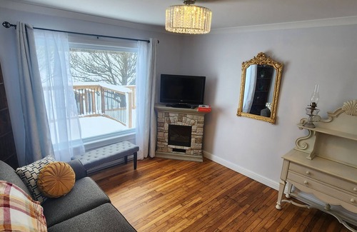 Terra Nova Other | Warm secluded historic family farmhouse with a modern touch (WITH HOT TUB!)