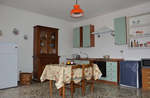 Maglietola Apartment | Warm Tuscan castle apartment