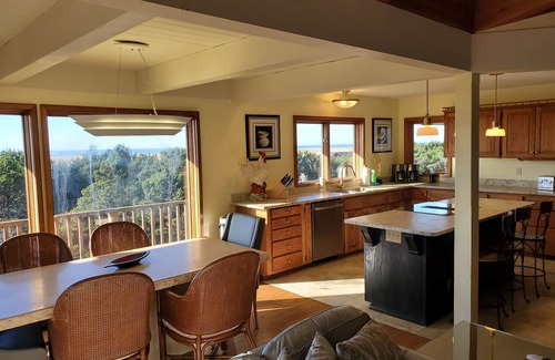 Warrenton House | Warrenton Ore Beach Estate, Sleeps 12. n