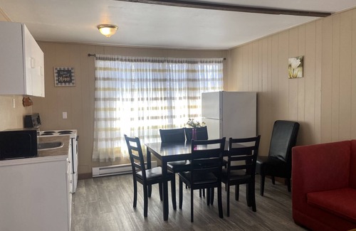 Wasaga Beach Cottage | Wasaga Beach Walk to Main Beach Free Parking Free Wifi
