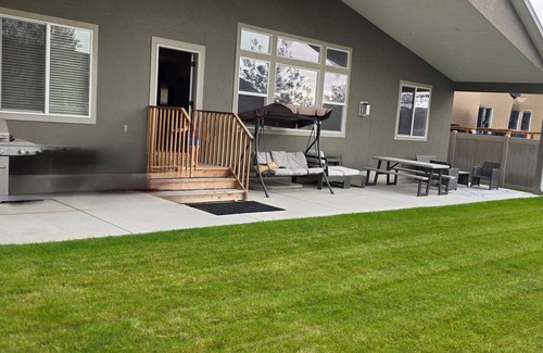 Layton House | Wasatch Retreat: Spacious 5 bd 3.5 bth, Sleeps 14, Game Room, Pool Table