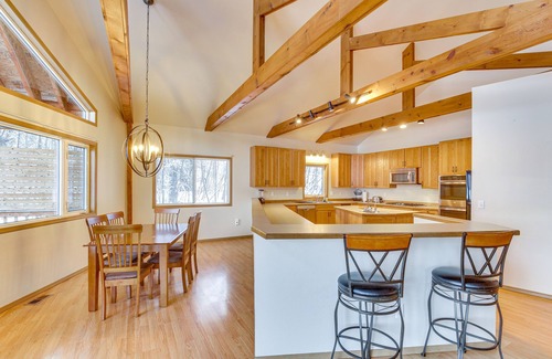 Houston Cabin | Wasilla 'Spruce Moose' Cabin: Lakefront + Hot Tub!