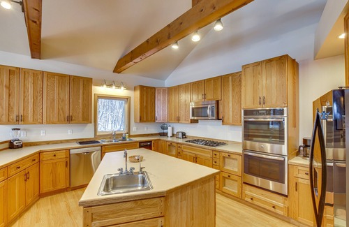 Houston Cabin | Wasilla 'Spruce Moose' Cabin: Lakefront + Hot Tub!