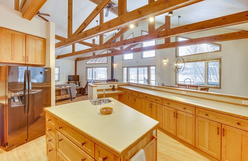 Houston Cabin | Wasilla 'Spruce Moose' Cabin: Lakefront + Hot Tub!