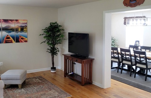 Louisa House | Water access, 2 min to lake, marina, boat ramp & slips to use, dog friendly.