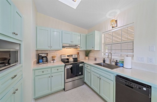 Vamo House | Water Access Retreat | Kayak + Hot Tub