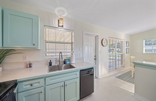 Vamo House | Water Access Retreat | Kayak + Hot Tub