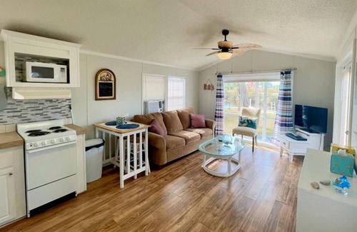 Suwannee Cabin | Waterfront 1 bed plus sleeper sofa, FREE Boat dock, Fire Pit, & Trailor Parking