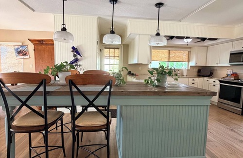 Edgewater House | Waterfront, 2 bed, 2 bath, newly remodeled home overlooking Edgewater Lake.