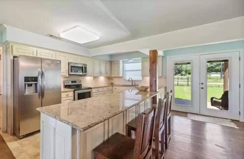 Gun Barrel City House | Waterfront, 2 mins to town, amazing patio, fire pit & more