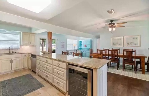 Gun Barrel City House | Waterfront, 2 mins to town, amazing patio, fire pit & more