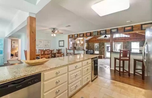 Gun Barrel City House | Waterfront, 2 mins to town, amazing patio, fire pit & more