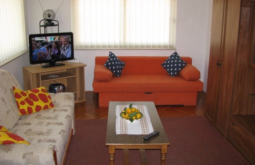 Gruz Apartment | waterfront apt. perfect / families, parking next to garden gate big for minibus