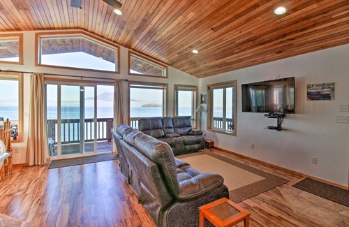 Craig Apartment | Waterfront Apt with Mtn View, Walk Into Town!